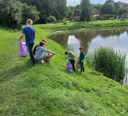 Uczniowie ze Złotoryi posprzątali tereny wokół „Zielonego Oczka”