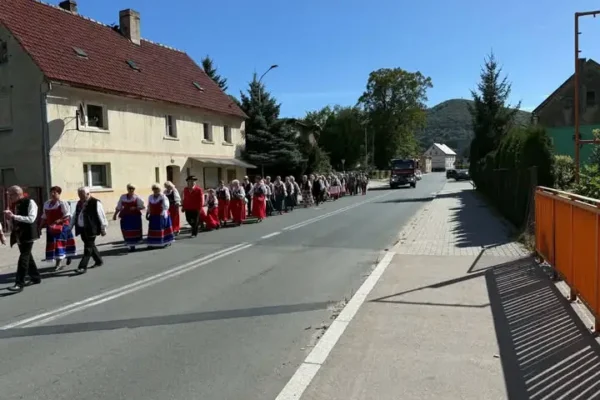 Bezpieczny przemarsz seniorów w Wojcieszowie – strażacy z OSP czuwali nad paradą