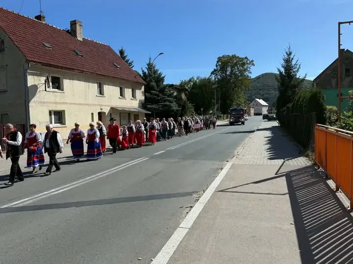 Bezpieczny przemarsz seniorów w Wojcieszowie – strażacy z OSP czuwali nad paradą