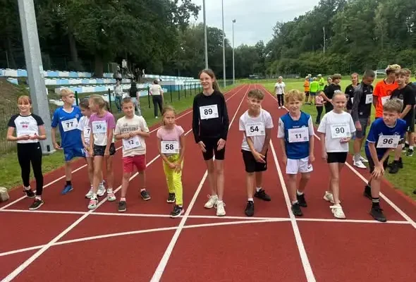 Uczniowie ze Świerzawy na starcie Biegu Świerzawy 2026