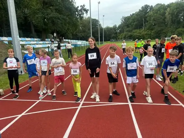 Uczniowie ze Świerzawy na starcie Biegu Świerzawy 2026