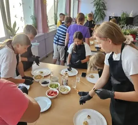 Warsztaty kulinarne w Gminie Wojcieszów – młodzież odkrywała smaki świata