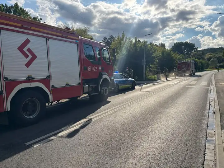 Kolizja na ul. 3 Maja w Złotoryi – strażacy usuwali płyny z jezdni