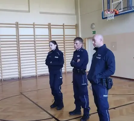 Świerzawa: policjanci uczyli uczniów bezpieczeństwa w drodze do szkoły