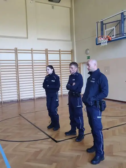 Świerzawa: policjanci uczyli uczniów bezpieczeństwa w drodze do szkoły