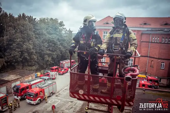 Ćwiczenia powiatowe w Złotoryi: symulowany pożar w liceum
