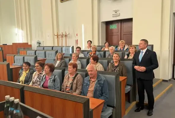 Dyskusyjny Klub Książki z Zagrodna odwiedził Wrocław – spotkanie z wicewojewodą i wizyta w Muzeum Pana Tadeusza