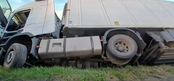 Kolizja ciężarówki na A4. Zestaw leżał w rowie, kierowca trafił pod opiekę medyków