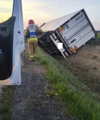 Kolizja zestawu ciężarowego na autostradzie A4. Pojazd przewrócił się do rowu