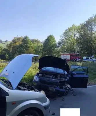 Czołowe zderzenie w Wojcieszowie – dwie osoby ranne