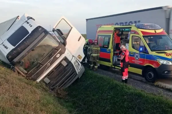 Kolizja zestawu ciężarowego na A4. Pojazd przewrócił się do rowu