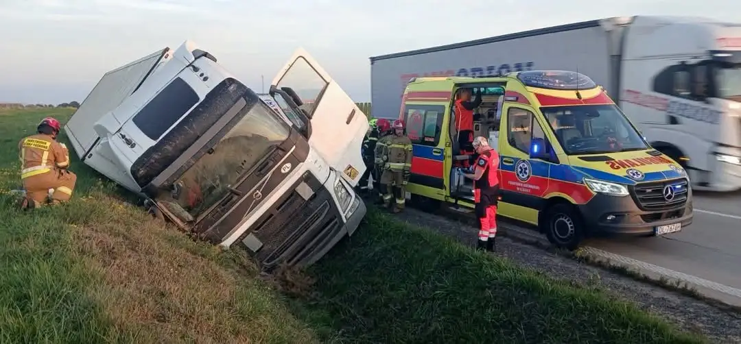 Kolizja zestawu ciężarowego na A4. Pojazd przewrócił się do rowu