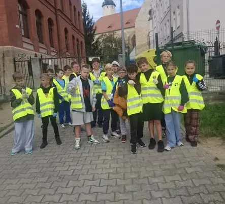 Uczniowie ze Złotoryi posadzili cebule krokusów i tulipanów przy ul. Staszica