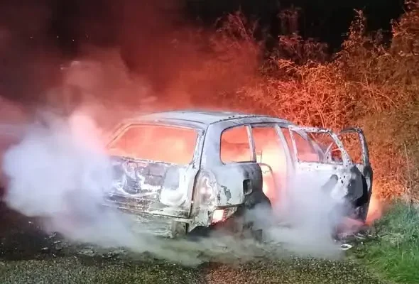 Pożar samochodu osobowego w Jadwisinie – akcja strażaków przy zjeździe na A4