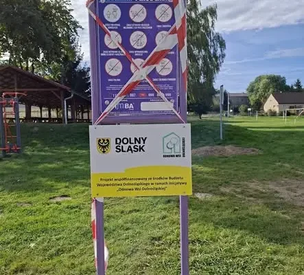 Nowy plac zabaw w Sokołowcu już gotowy – gmina Świerzawa zakończyła modernizację