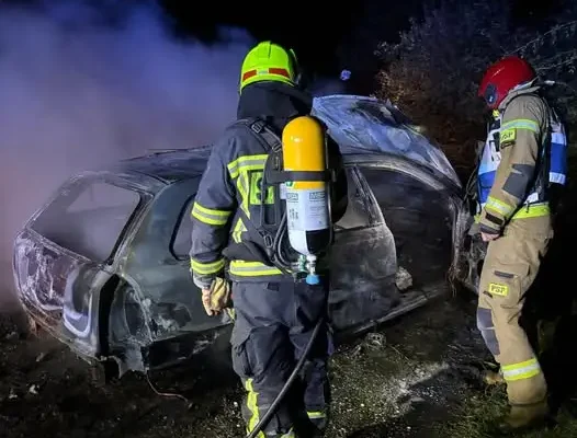 Nocny pożar porzuconego auta w Jadwisinie. Działania straży pożarnej