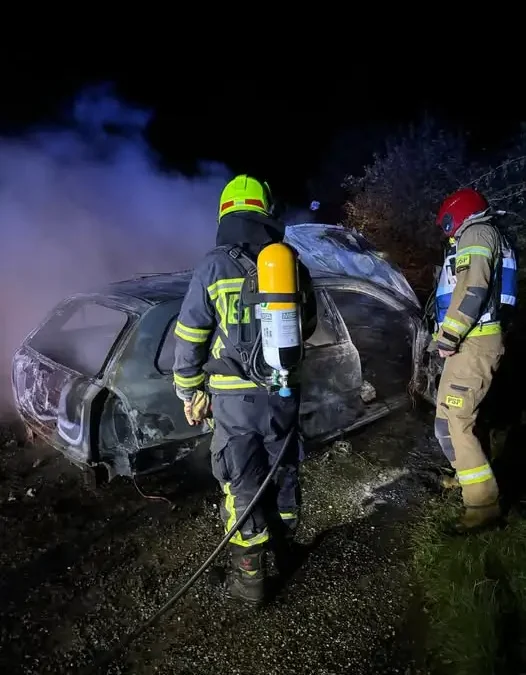 Nocny pożar porzuconego auta w Jadwisinie. Działania straży pożarnej
