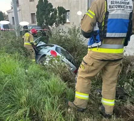 Kolizja w Wilkowie. Auto w rowie, dwie osoby oddaliły się z miejsca zdarzenia
