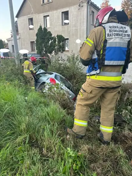 Kolizja w Wilkowie. Auto w rowie, dwie osoby oddaliły się z miejsca zdarzenia