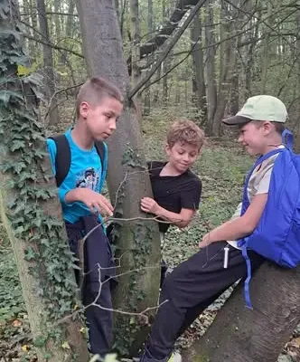 Jesienny spacer po lesie klasy 3a ze Szkoły Podstawowej nr 3 w Złotoryi