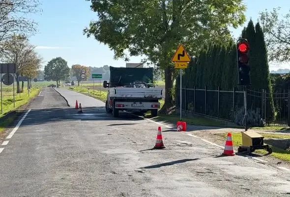 Nowy asfalt na drodze wojewódzkiej Zagrodno–Olszanica