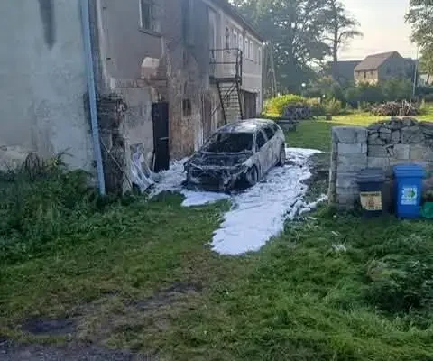 Pożar auta w Jastrzębniku – strażacy ugasili ogień, budynek był zagrożony