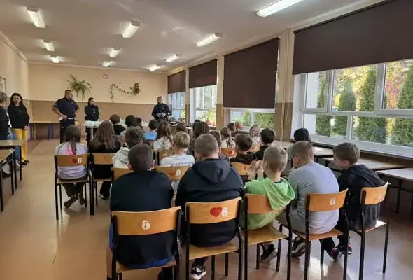 Piątoklasiści ze Świerzawy odebrali kaski rowerowe i przypomnieli sobie zasady bezpieczeństwa