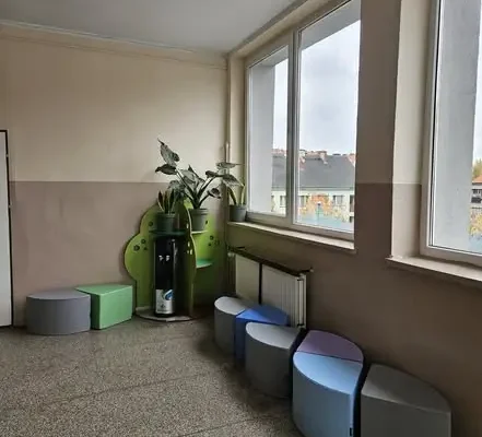 Nowa Strefa Relaksu na szkolnym korytarzu – inicjatywa Rady Rodziców