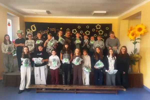 Uczniowie ze szkoły w Pielgrzymce odebrali kaski rowerowe po zdanym egzaminie
