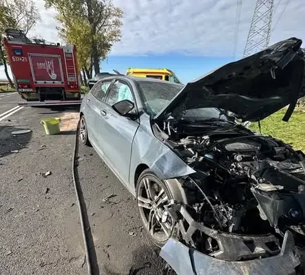 Zderzenie dwóch aut na DW364 między Złotoryją a Legnicą – kierowcy wyszli z pojazdów przed przyjazdem służb