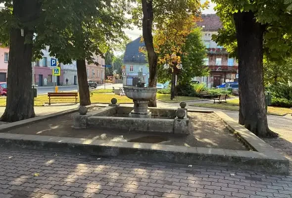 Świerzawa: zabytkowa fontanna na rynku przechodzi gruntowną renowację