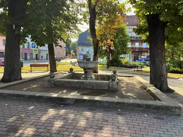 Świerzawa: zabytkowa fontanna na rynku przechodzi gruntowną renowację
