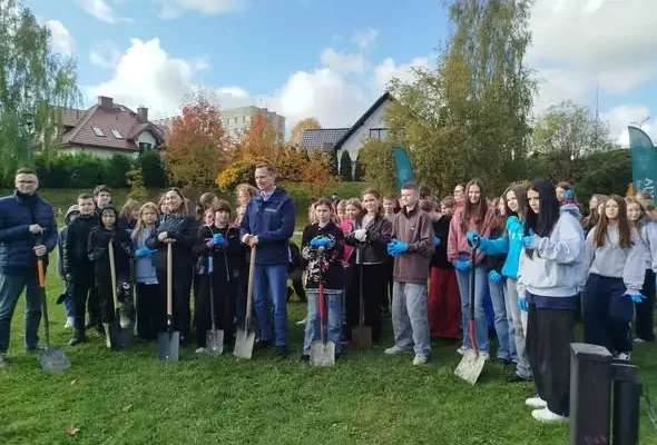 Uczniowie złotoryjskich szkół posadzili miododajne drzewa nad „Oczkiem”