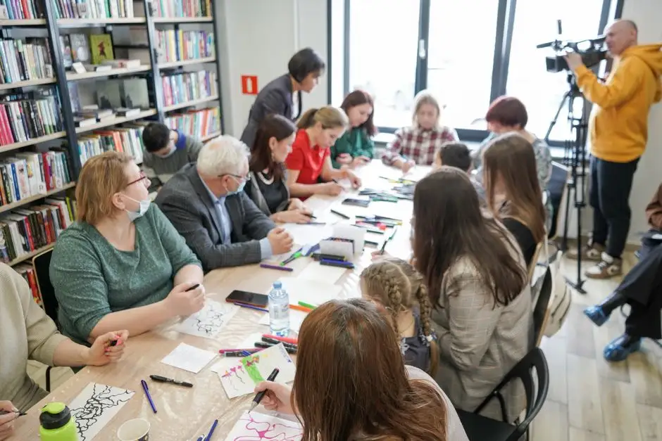 Jesienne warsztaty w bibliotece w Wojcieszowie – dzieci stworzyły jeżyki z ziemniaków